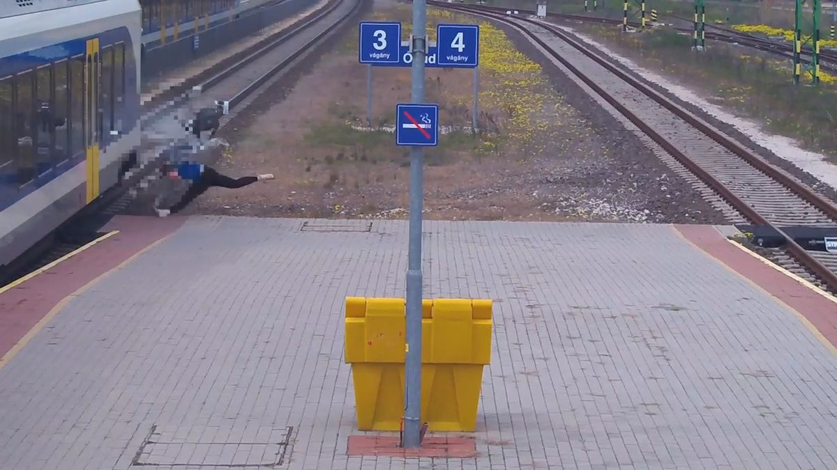 Náraz vlaku v Maďarsku vymrštil dívku mimo trať, natočila to kamera